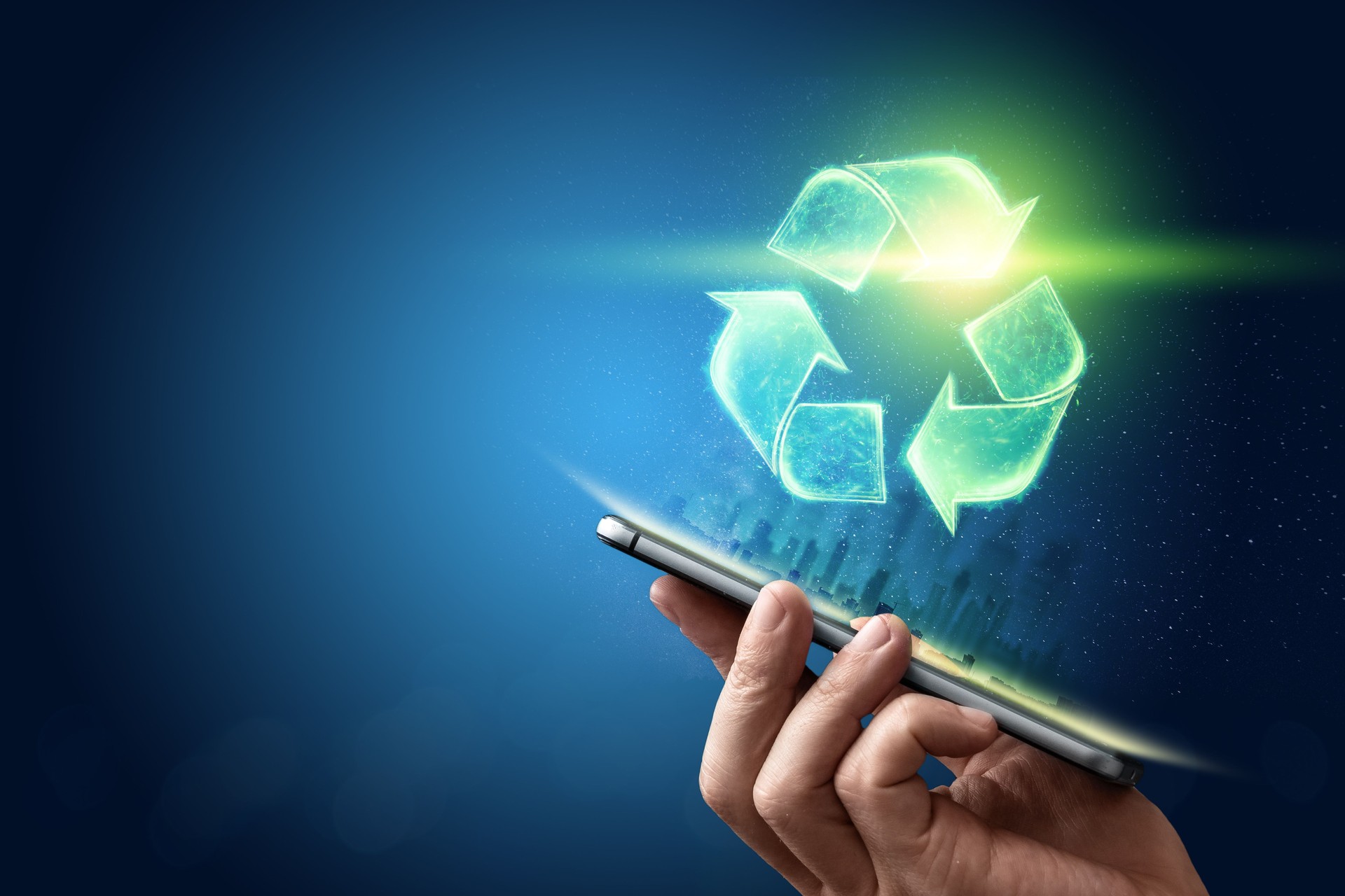 Signez hologramme de recyclage sur la tablette sur la main. Symbole vert de recyclage écologique. Le concept de terrain propre, d’élimination des ordures.